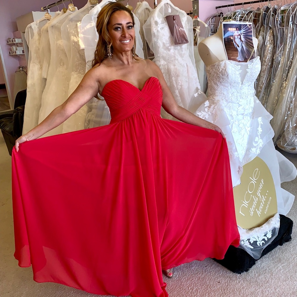 NEW WITH TAGS stunning RED strapless gown 🌹